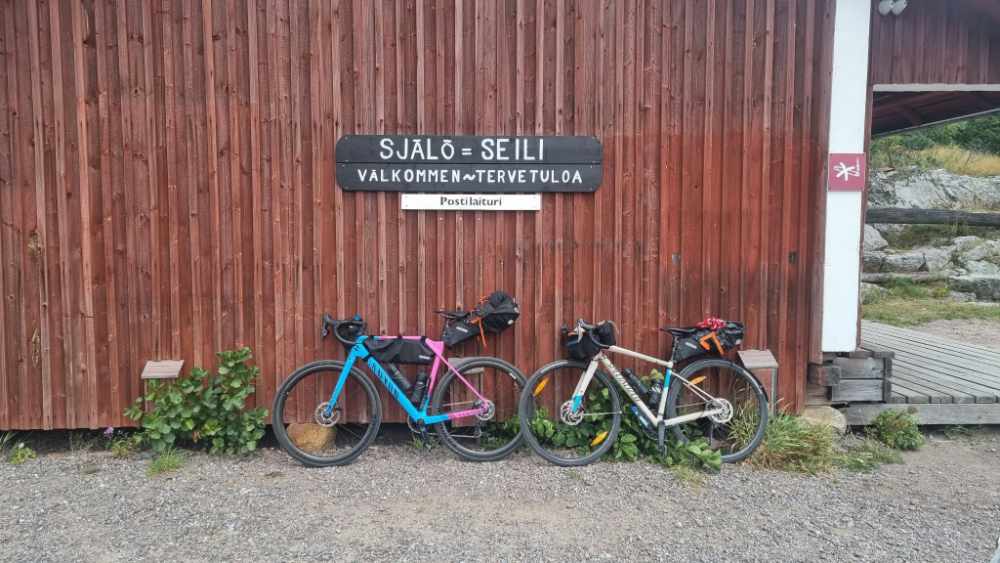 pic-gravel-bikes Campsite on the beach
